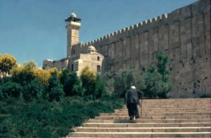 Hebrón. Una muralla del tiempo de Herodes rodea la sinagoga, la iglesia y la mezquita. Aquí veneran la tumba de Abrahán