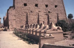 Entrada al gran Templo de Amón en Karnak. El carnero es uno de los animales asociados a esta divinidad