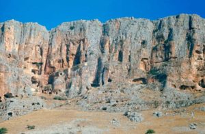 Las grutas del acantilado de Arbel sirvieron de refugio a los combatientes de esa guerra de Galilea