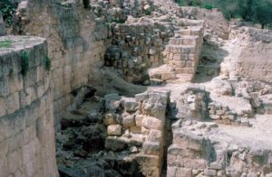 Aquí se ven fragmentos de las murallas de Samaria. La de la izquierda fue destruida por Juan Hircano