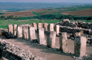 Ruinas de los almacenes de Samaria, destruidos con ocasión de la invasión de Teglat-Falasar III