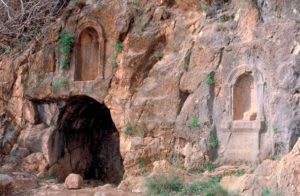 Gruta y nichos sagrados del dios Pan en Cesarea de Filipo