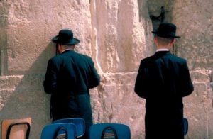 Hassidim, herederos de la corriente de los fariseos, orando en el santuario del Muro