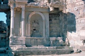 Fuente que adorna la puerta monumental del Agora de SIDE, una de las madrigueras de los piratas